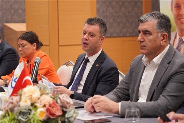 Çorlu Divan Otel’de gerçekleştirilen toplantıya Çorlu Belediye Başkanı Ahmet Sarıkurt,