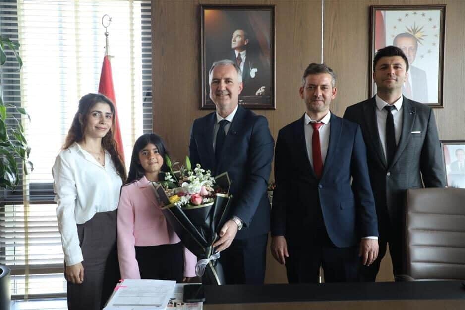 Temsili olarak Belediye Başkanlığı görevini üstlenen küçük başkan Aynur Fırathan,