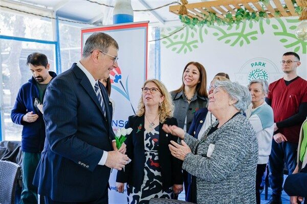 İzmir Büyükşehir Belediye Başkanı Tugay, Dünya Parkinson Farkındalık Günü ve