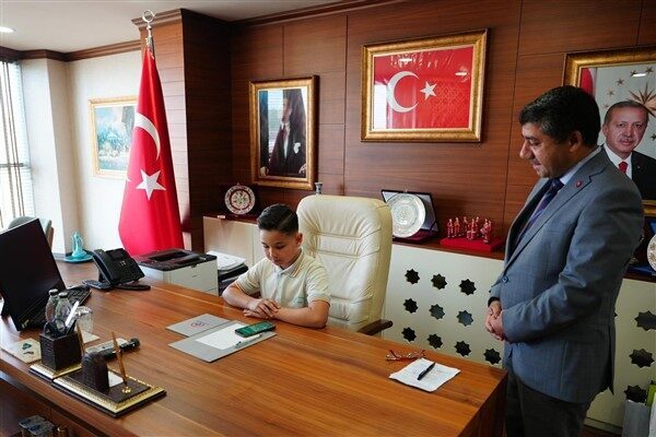 23 Nisan 1923’te Türkiye Büyük Millet Meclisi’nin açılışını Türk ve