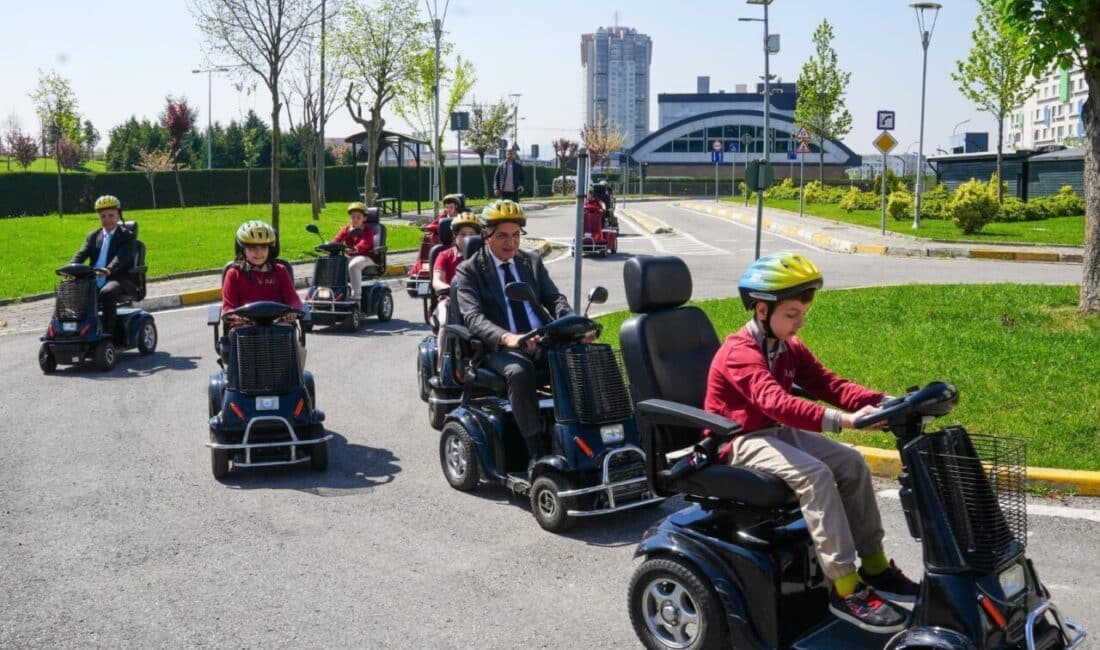 Ümraniye Belediyesi tarafından öğrencilerin trafik kurallarını eğlenceli bir şekilde öğrenmeleri