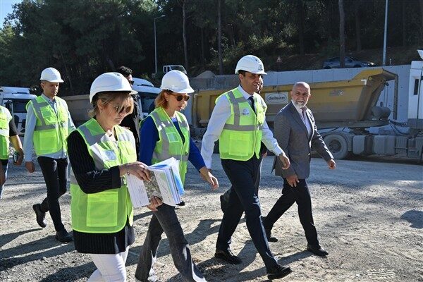 Manisa Büyükşehir Belediye Başkanı Mimar Zeyrek, hizmetlerine devam ediyor. Aradan