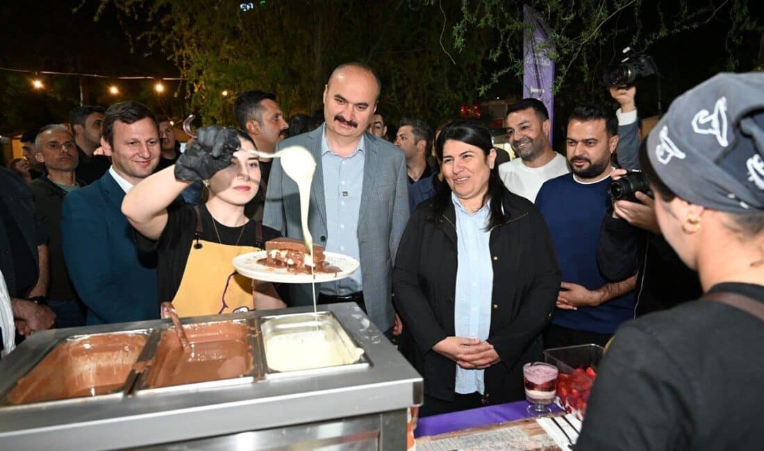 Batman Valisi Ekrem Canalp, eşi Dr. Ayten Canalp ile birlikte