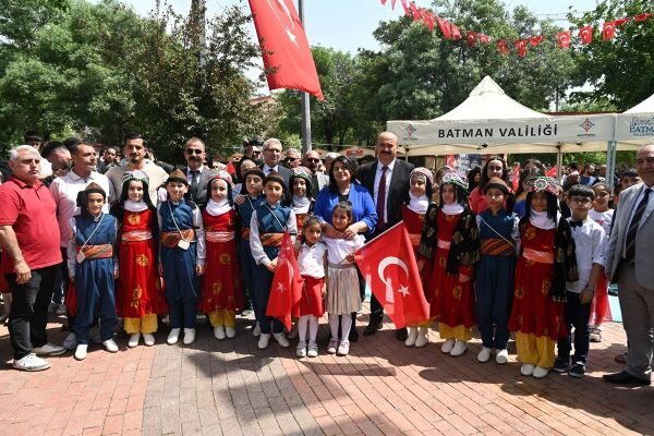 Valilik bahçesinde Atatürk Anıtına İl Milli Eğitim Müdürlüğü çelenginin sunulmasıyla