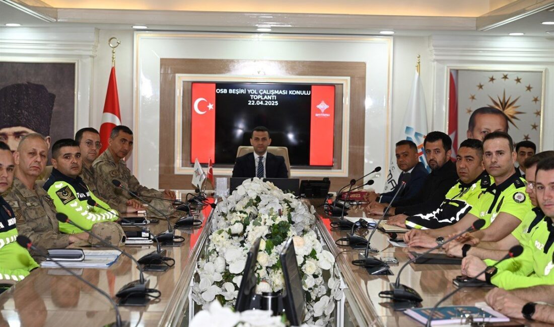 Toplantıda; yapım çalışmalarına başlanılan Hasankeyf Kavşağı-OSB kavşağı arasındaki yol çalışmalarının