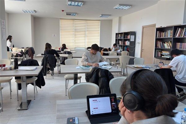 İçerisinde yer alan konferans ve sergi salonları, el sanatları kursları,