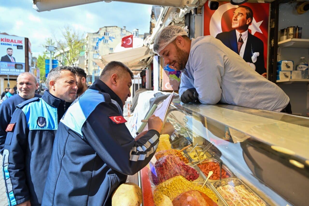 Beşiktaş Belediyesi, Ortaköy Meydanı'ndaki denetimlerde hanutçuluk yapan 4 işletmeyi kapattı,