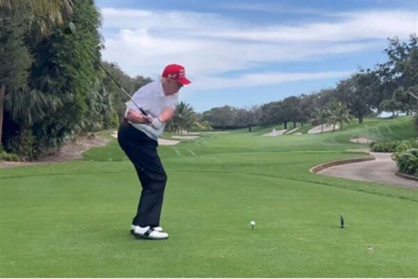 Trump'ın cuma günü tıbbi muayenesini gerçekleştiren Deniz Kuvvetleri Yüzbaşı Sean
