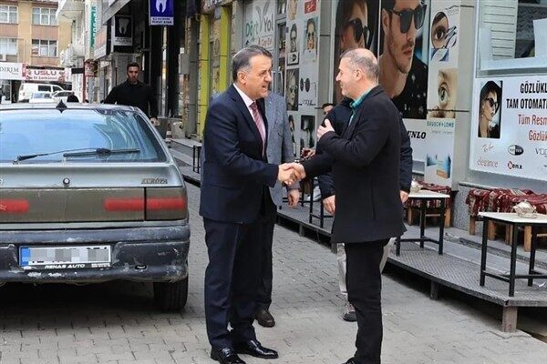 Bingöl Valisi Usta, çarşı esnaflarından terzi Hasan Varol’a, vefat eden