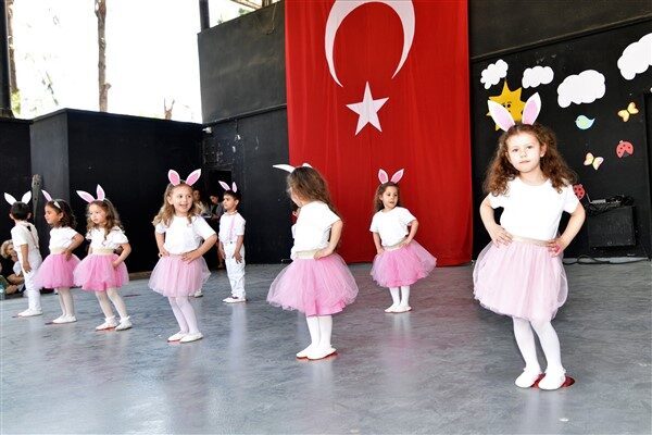 Büyük Park Ayfer Feray Açık Hava Tiyatrosu’nda gerçekleşen etkinlikte çocuklar