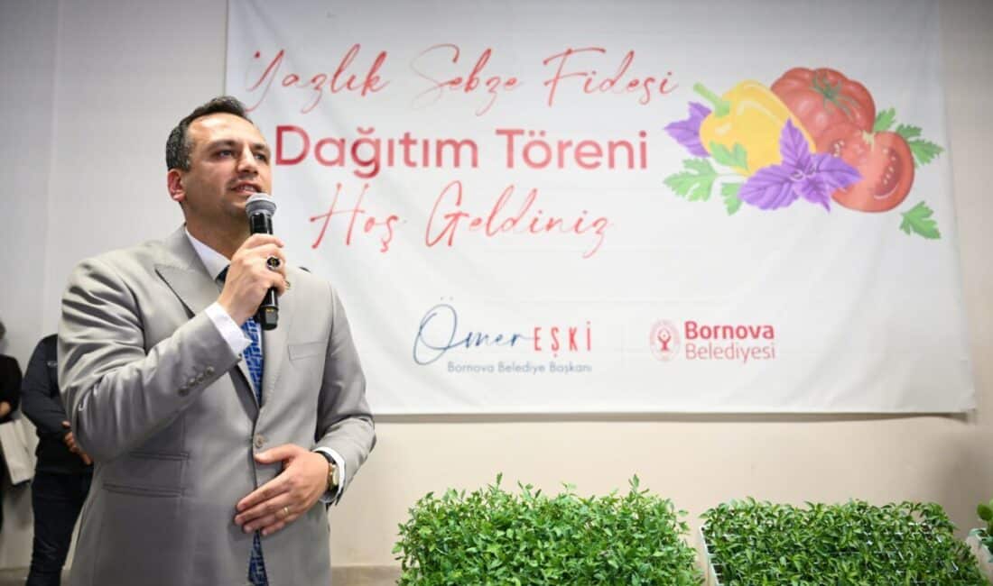 Bornova Merkez Pazaryeri’nde düzenlenen törende vatandaşlara ilk etapta sofralık domates,