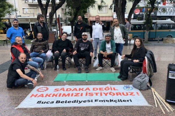 Buca Belediyesi çalışanları maaşlarını alamayınca başkanlık binasının önünde oturma eylemi