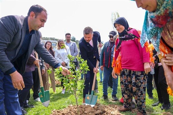 Fidanları kendi elleri ile toprakla buluşturan Buca Belediye Başkanı Görkem