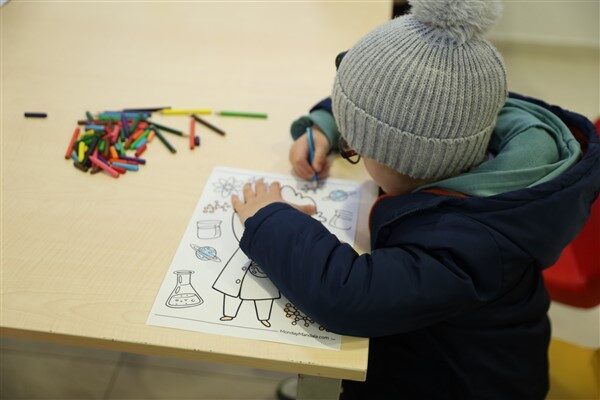 Hastane bünyesindeki atölyelerde düzenlenen aktivitelerle çocuklar hem eğlendi hem de