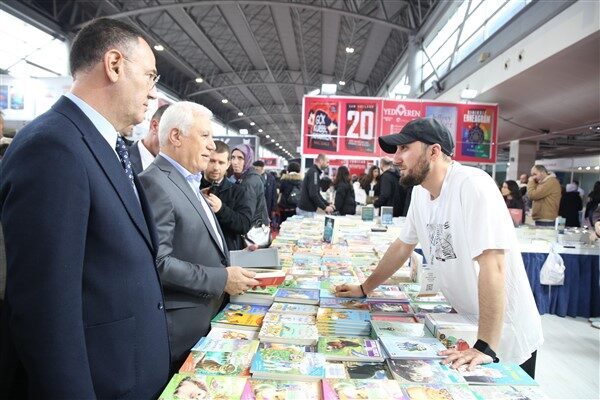 Fuarda, yüzlerce yayınevi, binlerce kitap ve birbirinden değerli yazarlar kitapseverlerle