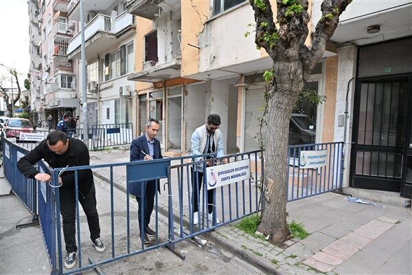 Manisa Büyükşehir Belediyesi ile Şehzadeler Belediyesi ekipleri tarafından riskli binanın