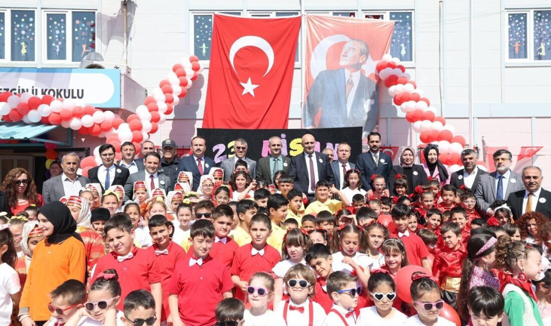  Kutlamalar, Çayırova Kaymakamlığı’nda düzenlenen çelenk sunma töreniyle başladı. Törene, protokol