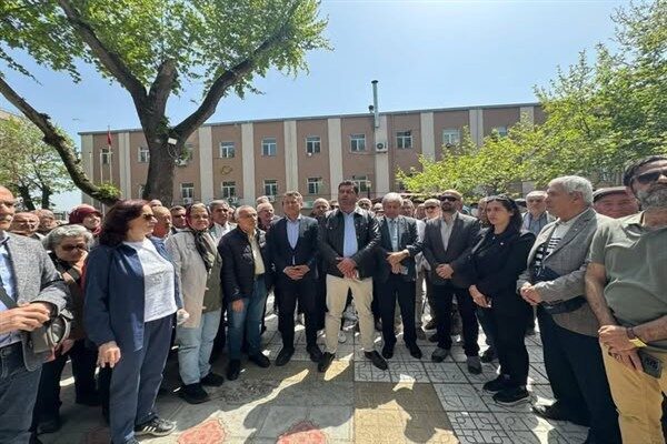 CHP Bursa Mustafakemalpaşa İlçe Başkanı Gökhan Demir, Öğretmenevi önünde emeklilere