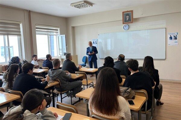 Çilimli Meslek Yüksekokulu Konferans Salonu’nda “Sektör-Öğrenci Buluşmaları” başlıklı söyleşi gerçekleştirildi.