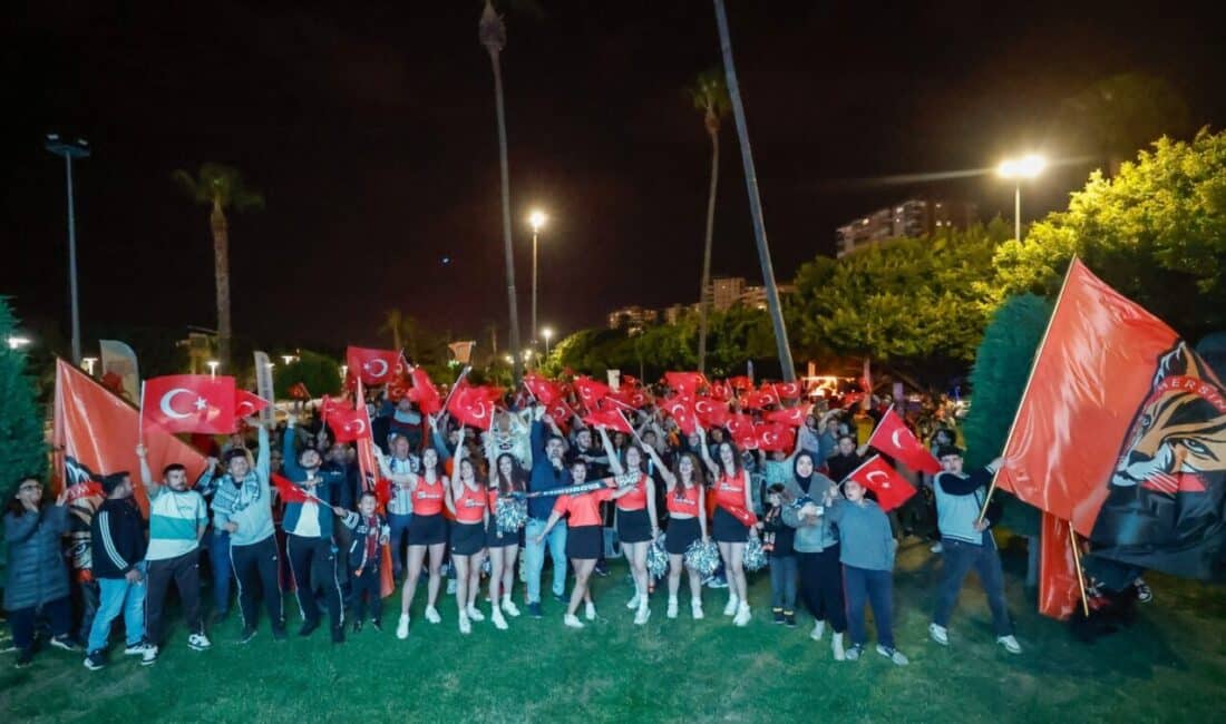 Final maçı, Mersin Yenişehir Belediyesi tarafından sahilde kurulan dev ekran