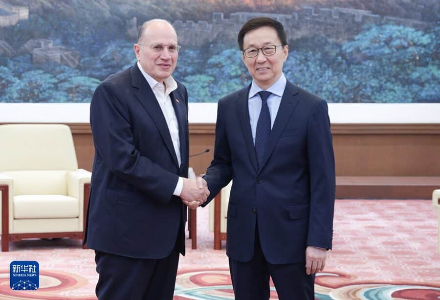 Çin Cumhurbaşkanı Yardımcısı Han Zheng bugün başkent Beijing’de İngiltere'nin en
