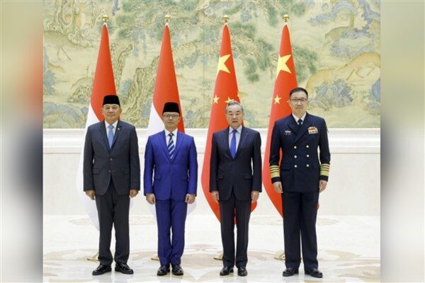 Çin Dışişleri Bakanı Wang Yi ve Savunma Bakanı Dong Jun
