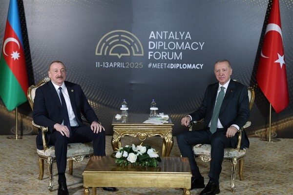 Cumhurbaşkanı Erdoğan, Antalya Diplomasi Forumu için Türkiye’de bulunan Azerbaycan Cumhurbaşkanı