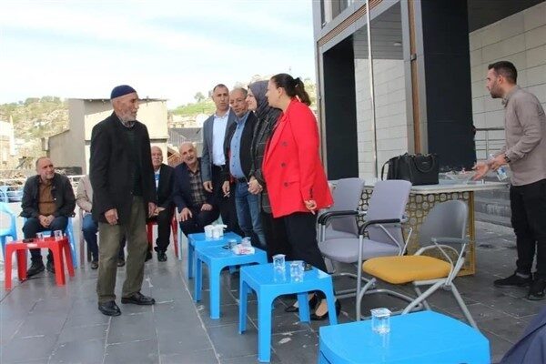 Belediye hizmet binası önünde gerçekleşen programa Eş Başkanlar Aysel Baran