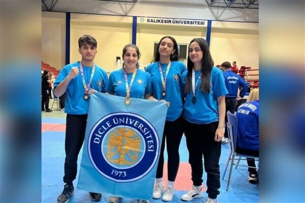Dicle Üniversitesi’nin sporcu öğrencileri, Balıkesir’de düzenlenen Türkiye Üniversitelerarası Kick Boks