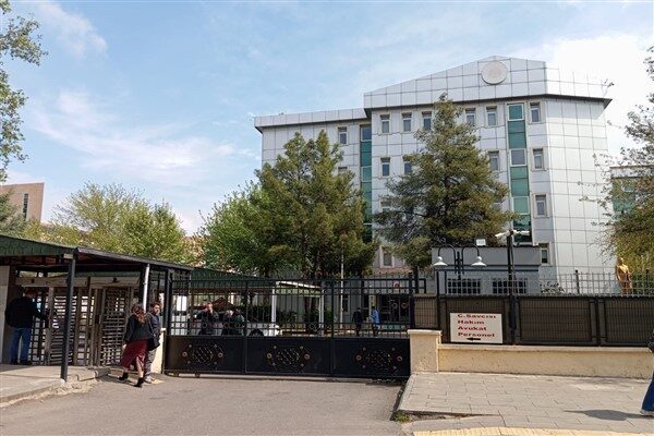 Diyarbakır 17. Asliye Ceza Mahkemesi’nde görülen duruşma öncesi tutuklu sanıklar