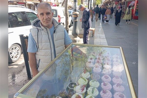 Hasan Baran, eşi ile birlikte yaptığı magnolia tatlısını Diyarbakır Suriçi’nin