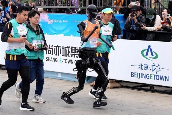 CMG'nin haberine göre, Beiing E-Town İnsansı Robotlar Yarı Maratonu, bugün