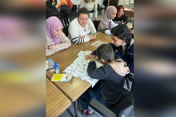 Düzce Meslek Yüksekokulu Konferans Salonu’nda gerçekleştirilen “Minik Eller, Büyük Renkler”