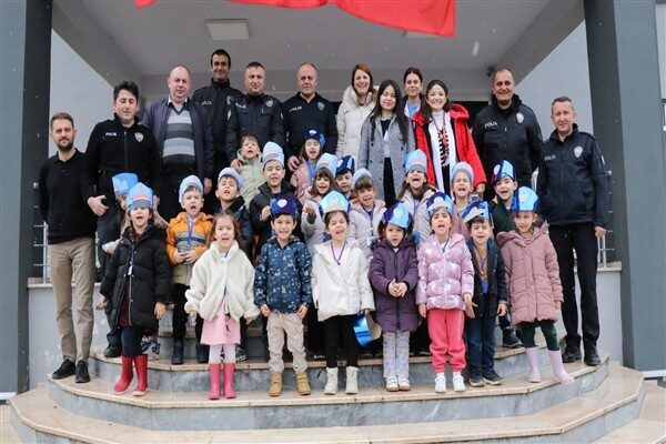 3-6 yaş arası çocuklar, Bahçeşehir'deki polis merkezine gerçekleştirdikleri ziyarette, polis