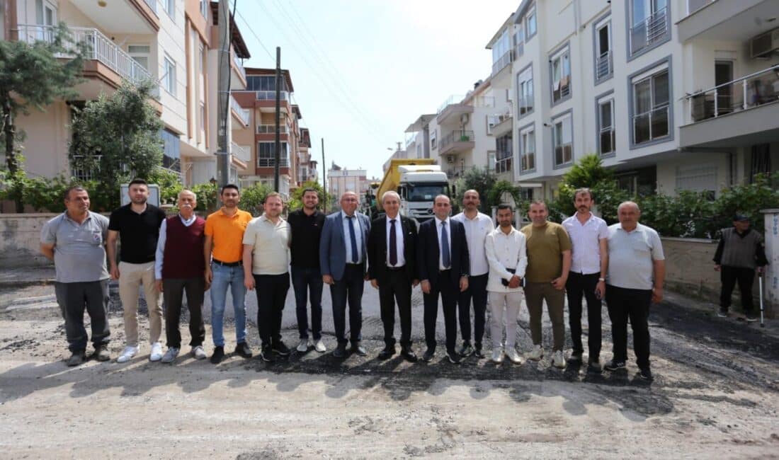 Kepez Belediyesi, Barış Mahallesi'nde 10 sokakta sıcak asfalt çalışmaları gerçekleştiriyor.