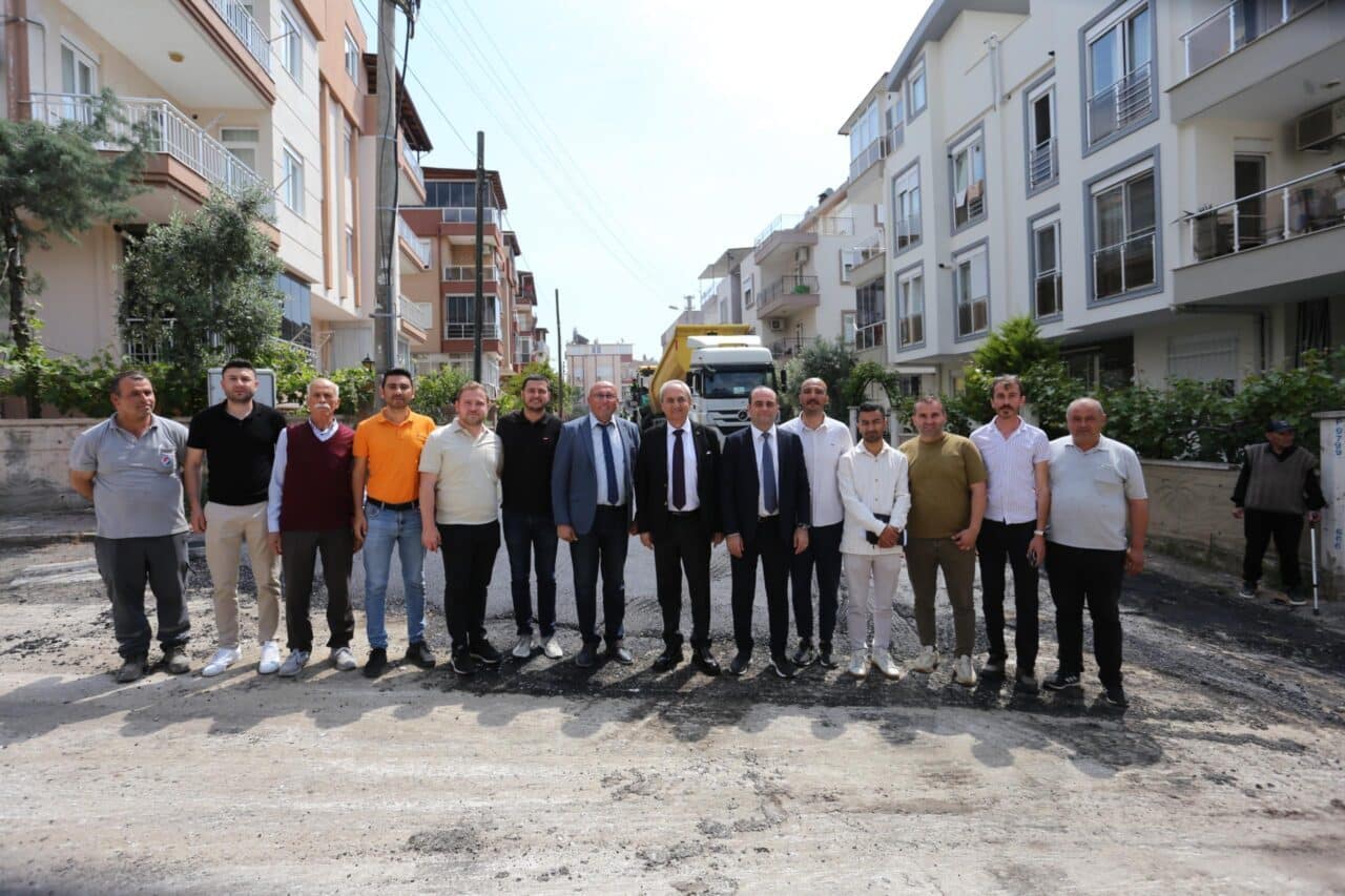 Kepez Belediyesi, Barış Mahallesi'nde 10 sokakta sıcak asfalt çalışmaları gerçekleştiriyor.