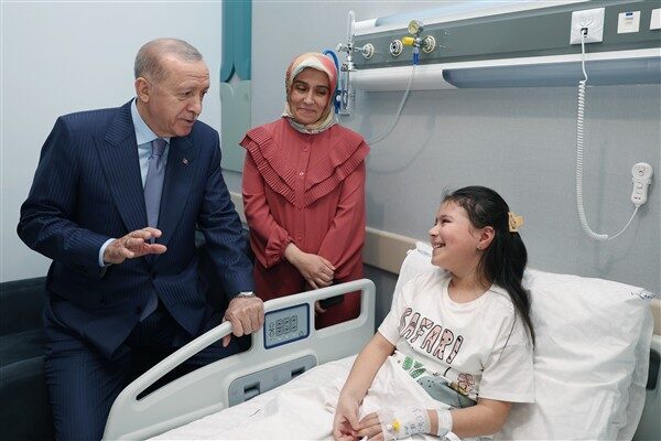 Cumhurbaşkanı Recep Tayyip Erdoğan, düzenlenen açılış töreninin ardından Bağcılar Kadın