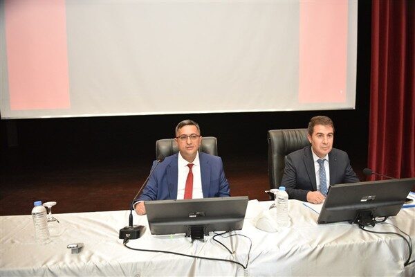 Toplantıya ilçe kaymakamları, ilçe belediye başkanları, yatırımcı kuruluşlar ve ilgili
