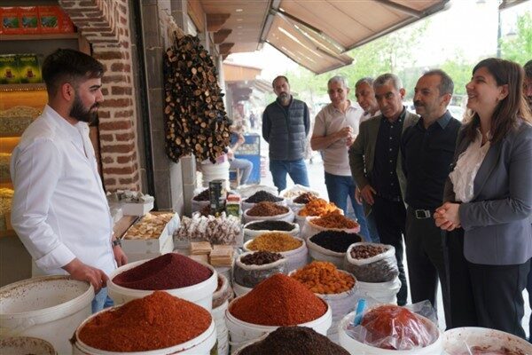 Diyarbakır Büyükşehir Belediyesi Eş Başkanları Serra Bucak, Doğan Hatun ve