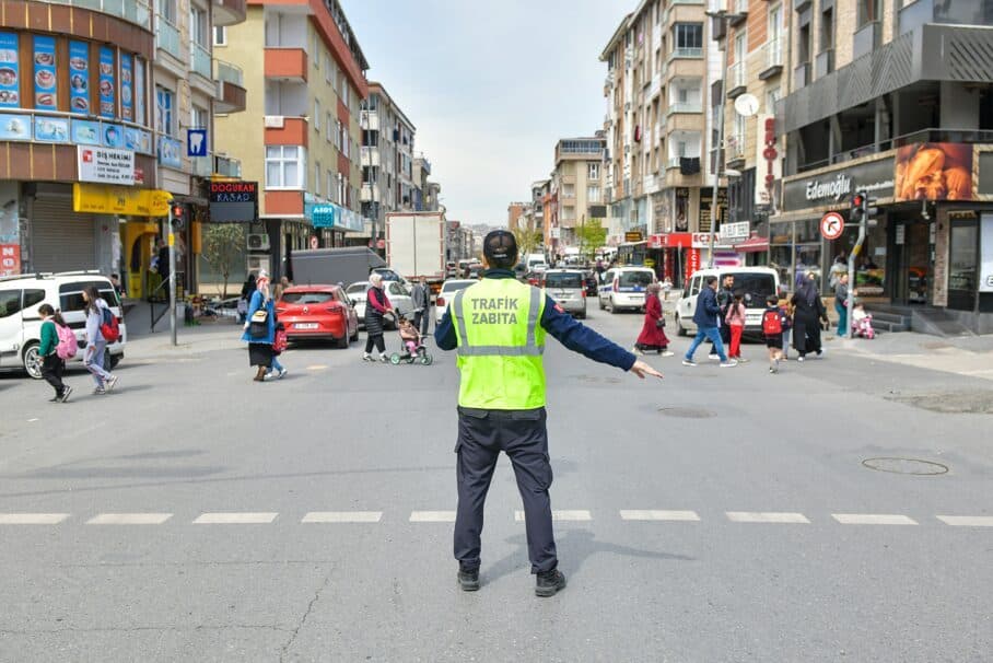 Zabıta Müdürlüğü ekipleri, okul önlerinde görev alarak öğrencilerin güvenli bir