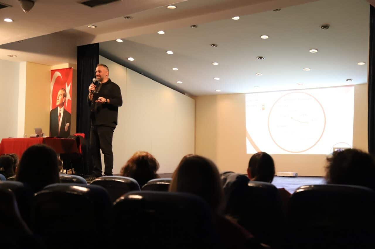 Eskişehir Büyükşehir Belediyesi personeline yönelik eğitimler devam ediyor. Anadolu Üniversitesi'nden