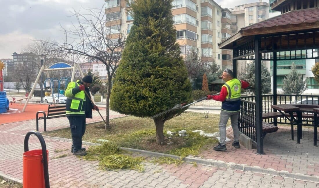 Park ve Bahçeler Müdürlüğü ekipleri havaların ısınması ile ilçe genelinde
