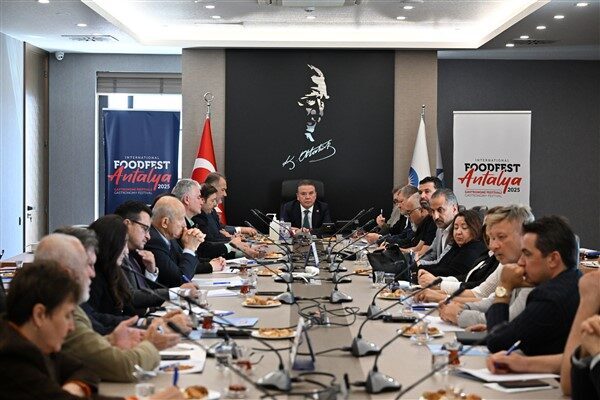 Antalya Büyükşehir Belediye Başkanı Muhittin Böcek, başkanlığında gerçekleşen Danışma Kurulu