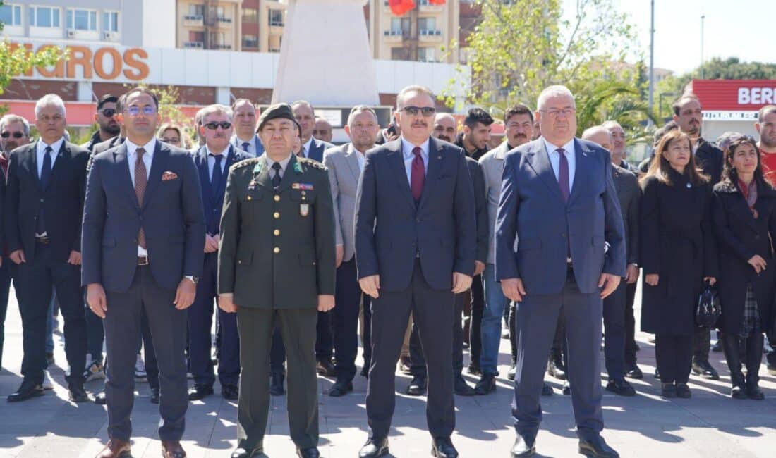 Edremit Şehit Hamdi Bey Meydanı'nda gerçekleştirilen tören, saygı duruşu ve