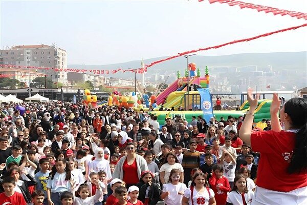  Sabah saatlerinde Atatürk Anıtı önünde düzenlenen resmi törenle başlayan kutlamalarda,