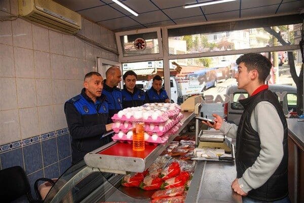 Sabah saatlerinde başlayan denetimlerde, ekipler hijyen koşulları, et saklama yöntemleri,
