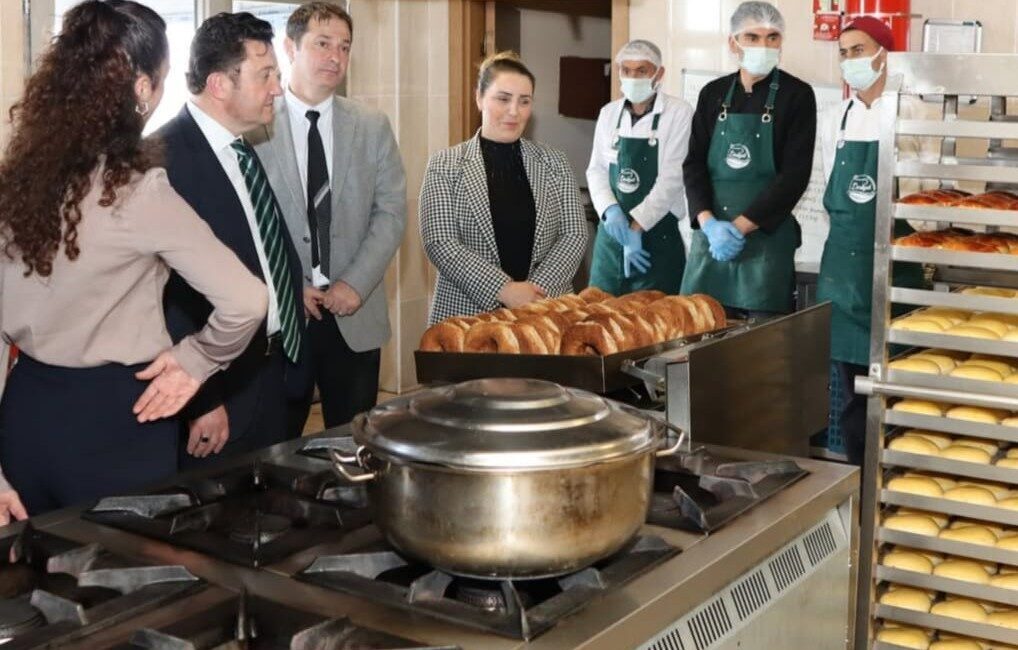 Yurt yemekhanesinde incelemelerde bulunan Özdemir, öğrencilerle bir araya gelerek akşam