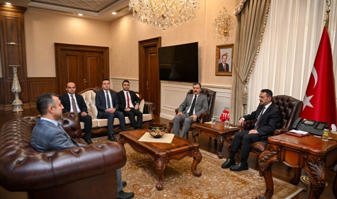 Ziyaret sırasında Şeref Defteri'ni imzalayan Koşal'a, Genel Müdür Yardımcısı Yaşar