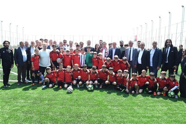 Osmangazi Belediye Başkanı Erkan Aydın, futbol sahasına geçtiğimiz yıl hayatını