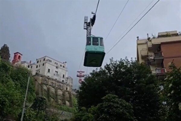 Napoli Körfezi'ndeki Castellammare di Stabia kasabasından yaklaşık üç kilometre uzaklıktaki